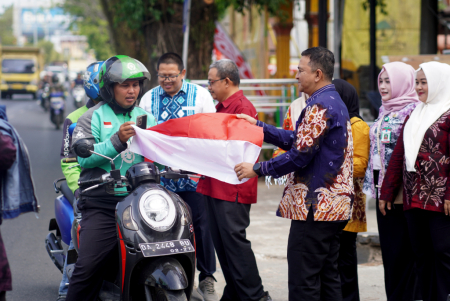 PEMBAGIAN BENDERA MERAH PUTIH KEPADA MASYARAKAT