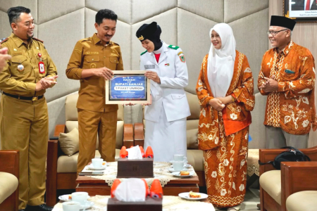 PENYERAHAN PAKET HADIAH UMRAH