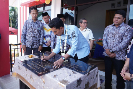 PENANDATANGANAN PRASASTI TIGA KANTOR DESA
