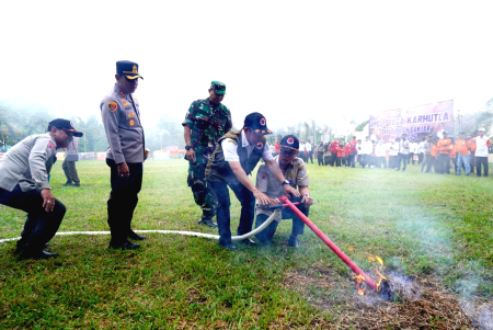 PRAKTIK PENGGUNAAN ALAT PEMADAM KEBAKARAN