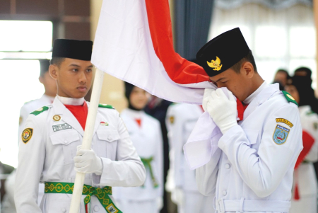CIUM BENDERA MERAH PUTIH