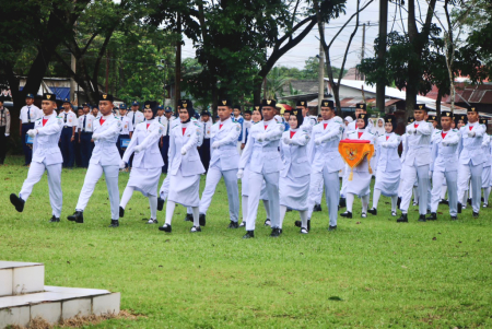 PASKIBRA MASUKI LAPANGAN UPACARA