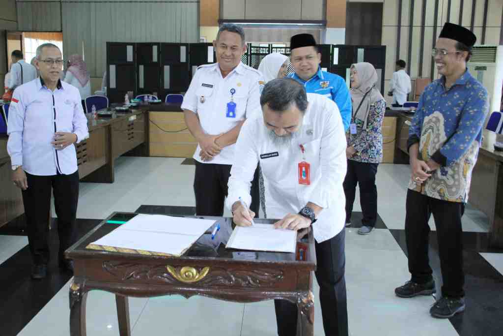 TANDA TANGANI BERITA ACARA