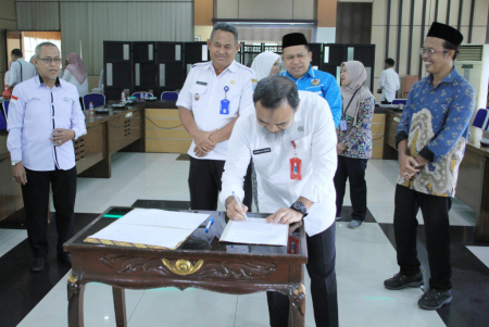 TANDA TANGANI BERITA ACARA