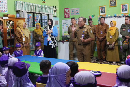 PENGENALAN LINGKUNGAN SEKOLAH RAMAH PAUD