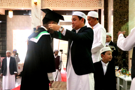 KALUNGKAN MEDALI WISUDA