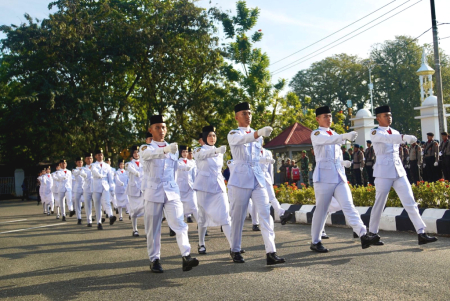 PASKIBRA MASUKI LAPANGAN UPACARA