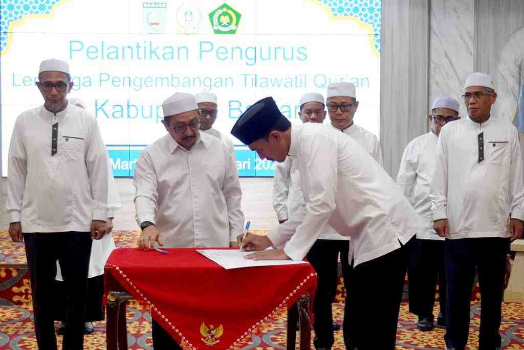 TANDATANGANI SURAT KEPUTUSAN