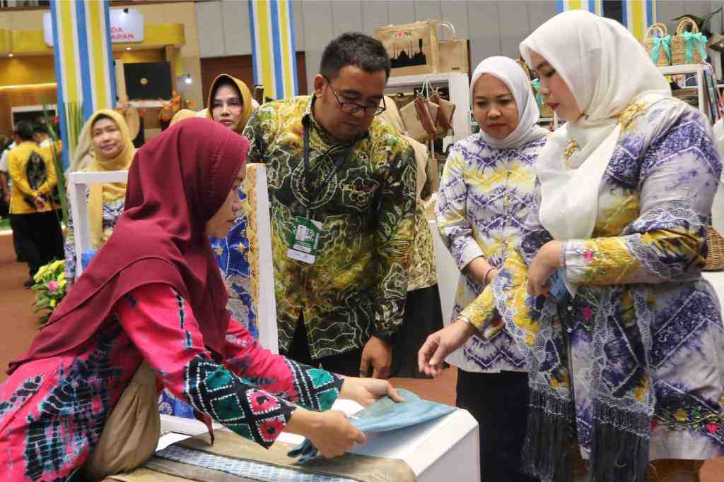 JELASKAN MOTIF KAIN SASIRANGAN