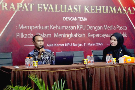 EKSITENSI PERS MENJAGA DEMOKRASI