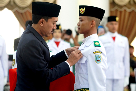 PEMASANGAN LENCANA MERAH PUTIH
