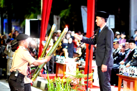 MENYALAKAN API OBOR