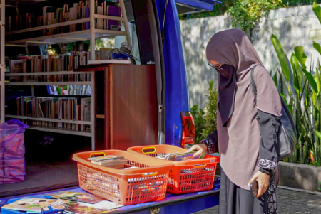 SEHARI BERSAMA BUKU