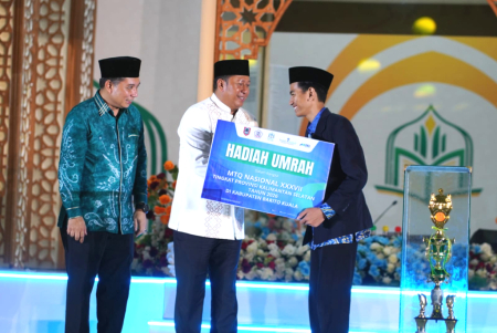PENYERAHAN HADIAH LOMBA