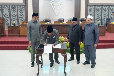 PENANDATANGANAN PERSETUJUAN RAPERDA