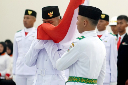CIUM BENDERA MERAH PUTIH