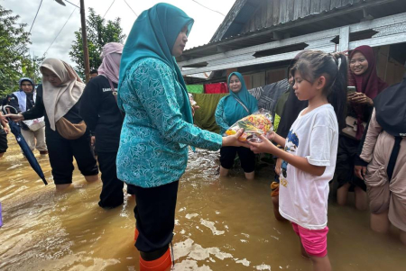 MAKANAN UNTUK ANAK KORBAN BANJIR