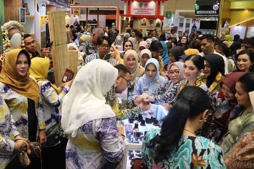 MEMAKAI GELANG BERLIAN BANJAR
