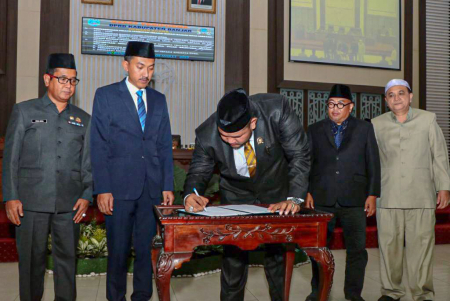PENANDATANGANAN PERSETUJUAN BERSAMA RAPERDA