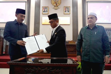 PENYERAHAN RAPERDA PENGELOLAAN SAMPAH