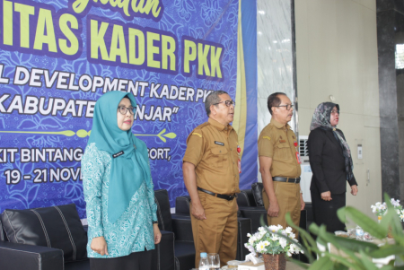 NYANYIKAN MARS PKK