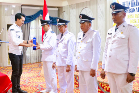 SERAHKAN SURAT KEPUTUSAN PELANTIKAN PAMBAKAL 