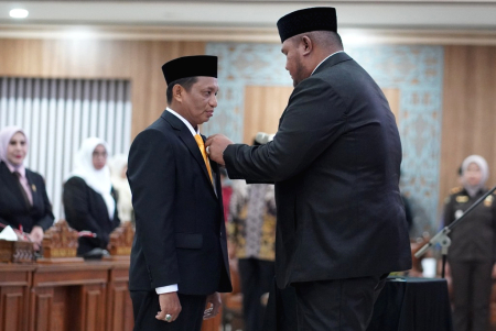PEMASANGAN PIN ANGGOTA DPRD