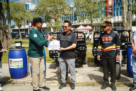 PENYERAHAN TOSA DAN BIODIGISTER SAMPAH ORGANIK