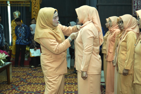 PENYEMATAN PIN DHARMA WANITA PERSATUAN