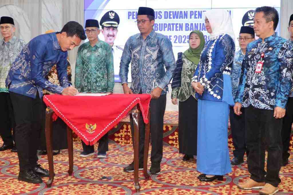 TANDATANGANI SURAT KEPUTUSAN 
