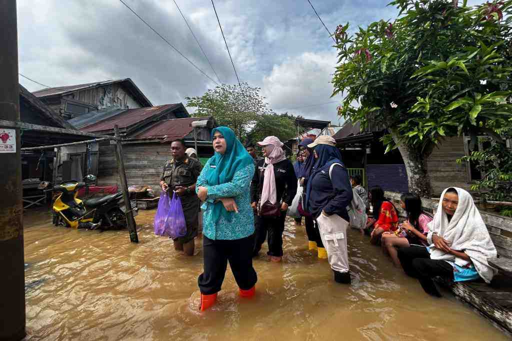 TINJAU LOKASI BANJIR