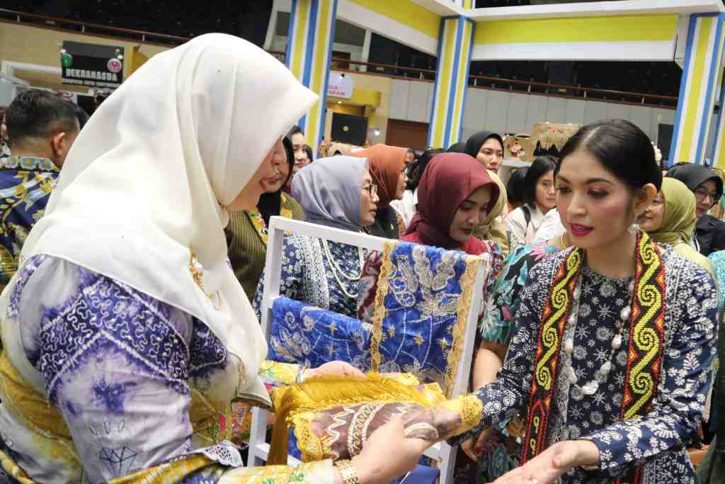 KAIN SASIRANGAN UNTUK KETUA DEKRANAS