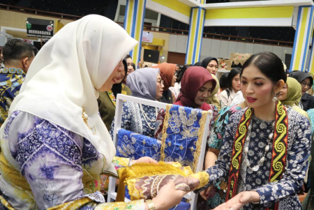 KAIN SASIRANGAN UNTUK KETUA DEKRANAS