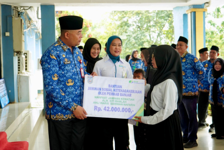 PENYERAHAN BANTUAN JAMINAN SOSIAL KETENAGAKERJAAN