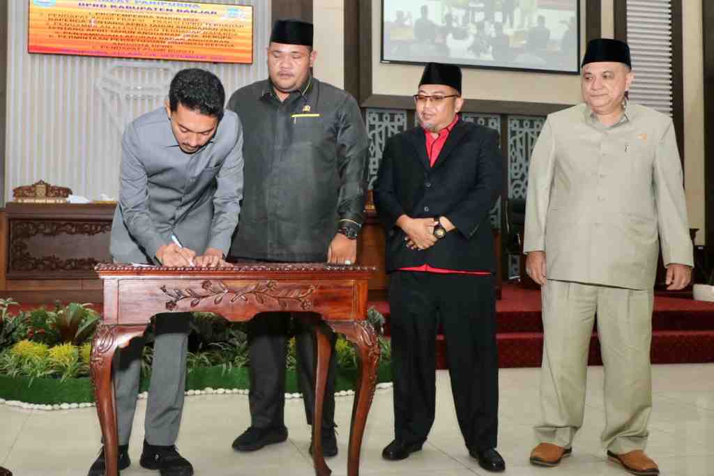 PENANDATANGANAN PERSETUJUAN PROPEMPERDA DAN RAPERDA 2025