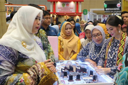 COBA PAKAI CINCIN BERLIAN