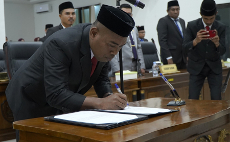TANDA TANGAN BERITA ACARA PELANTIKAN