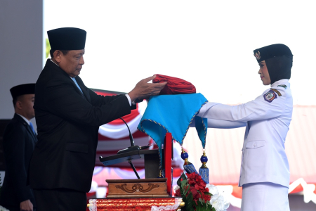 AMBIL BENDERA MERAH PUTIH