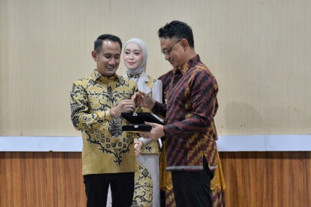 BERIKAN CENDERA MATA 