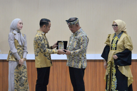 BERIKAN CENDERA MATA 