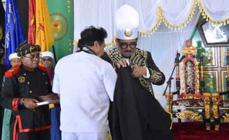 MEMAKAIKAN BAJU ADAT TIDORE