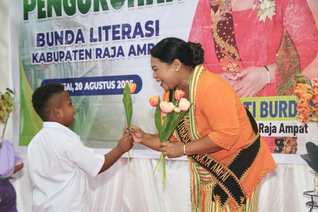 BUNGA UNTUK BUNDA LITERASI RAJA AMPAT 