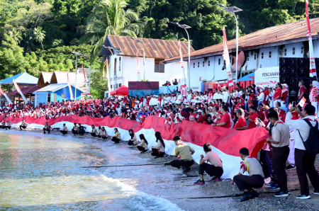 BENTANGKAN BENDERA DI TEPI PANTAI