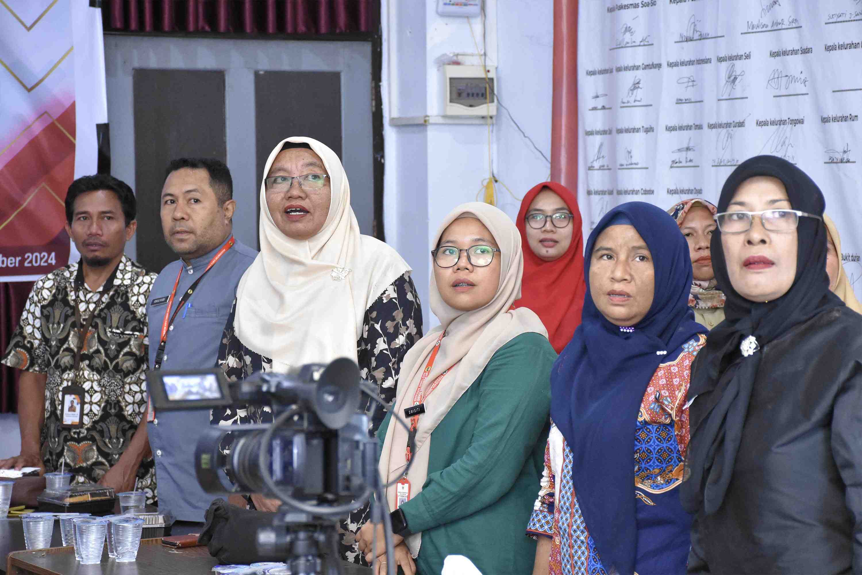 MENYANYIKAN LAGU KEBANGSAAN INDONESIA RAYA