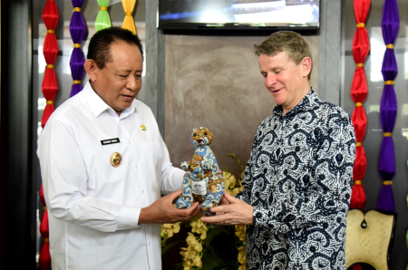 CENDERA MATA BONEKA KANGURU