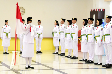 CIUM BENDERA MERAH PUTIH