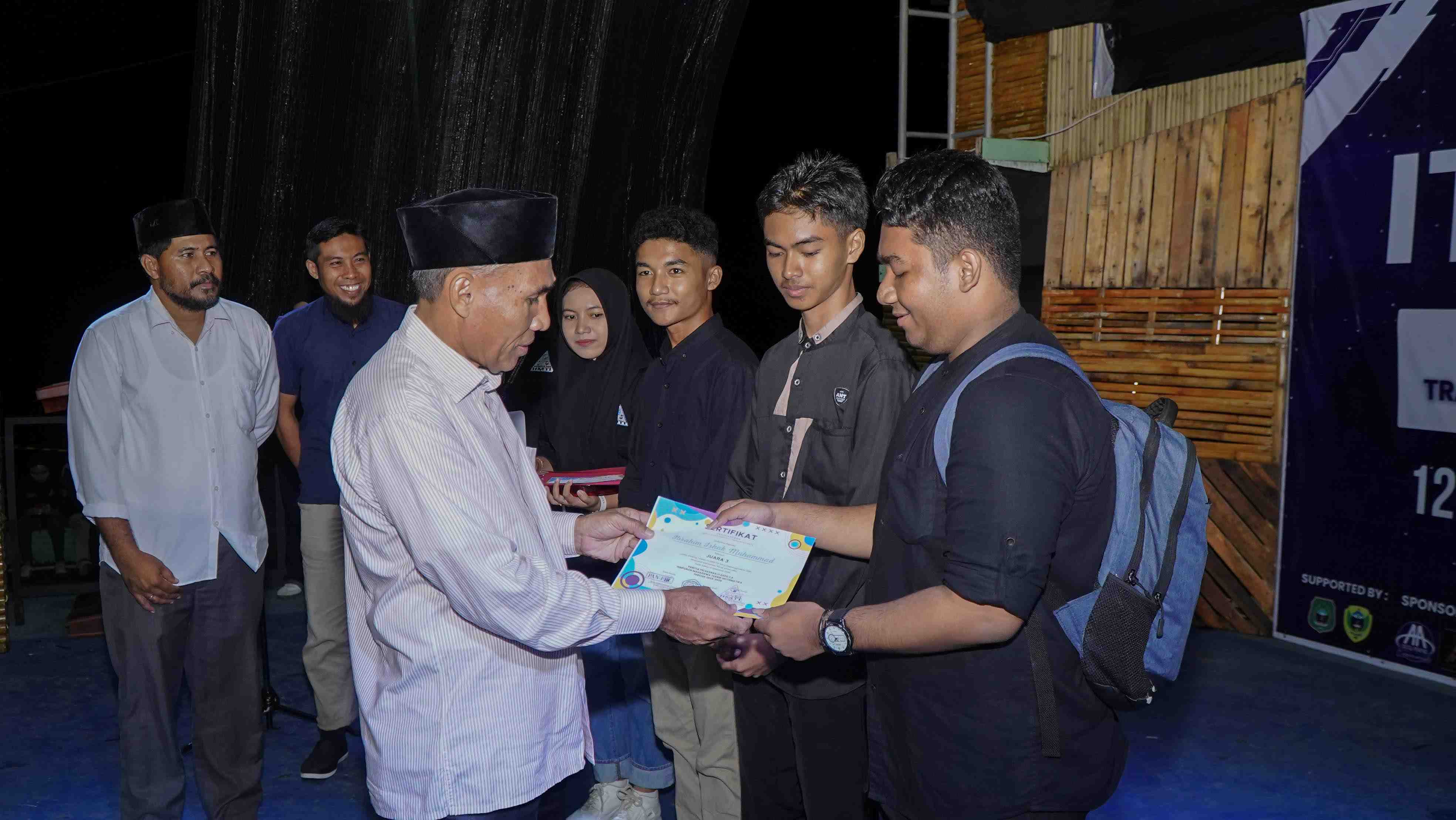 SERAHKAN PENGHARGAAN LOMBA RANGKING 1 IT
