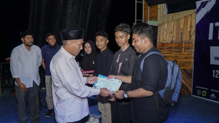 SERAHKAN PENGHARGAAN LOMBA RANGKING 1 IT