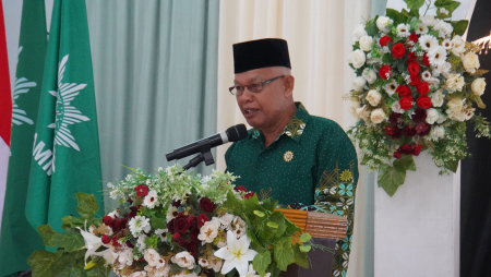 MEMBERIKAN SAMBUTAN