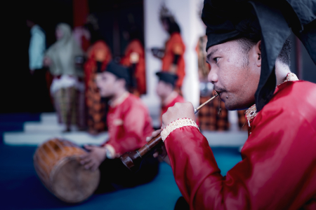 MENYAMBUT DENGAN MUSIK TRADISIONAL